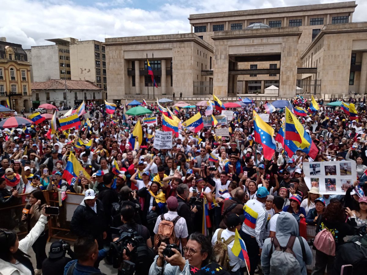 CathyJuvinao's tweet photo. Quienes invitan al poder constituyente a movilizarse en Colombia le piden a ese mismo poder constituyente ‘abstenerse de movilizarse’ en Venezuela para no provocar al dictador. 

Ese poder constituyente que hoy se moviliza por la libertad no lo mostrarán, ni lo celebrarán. https://t.co/mvwb6ntZfS