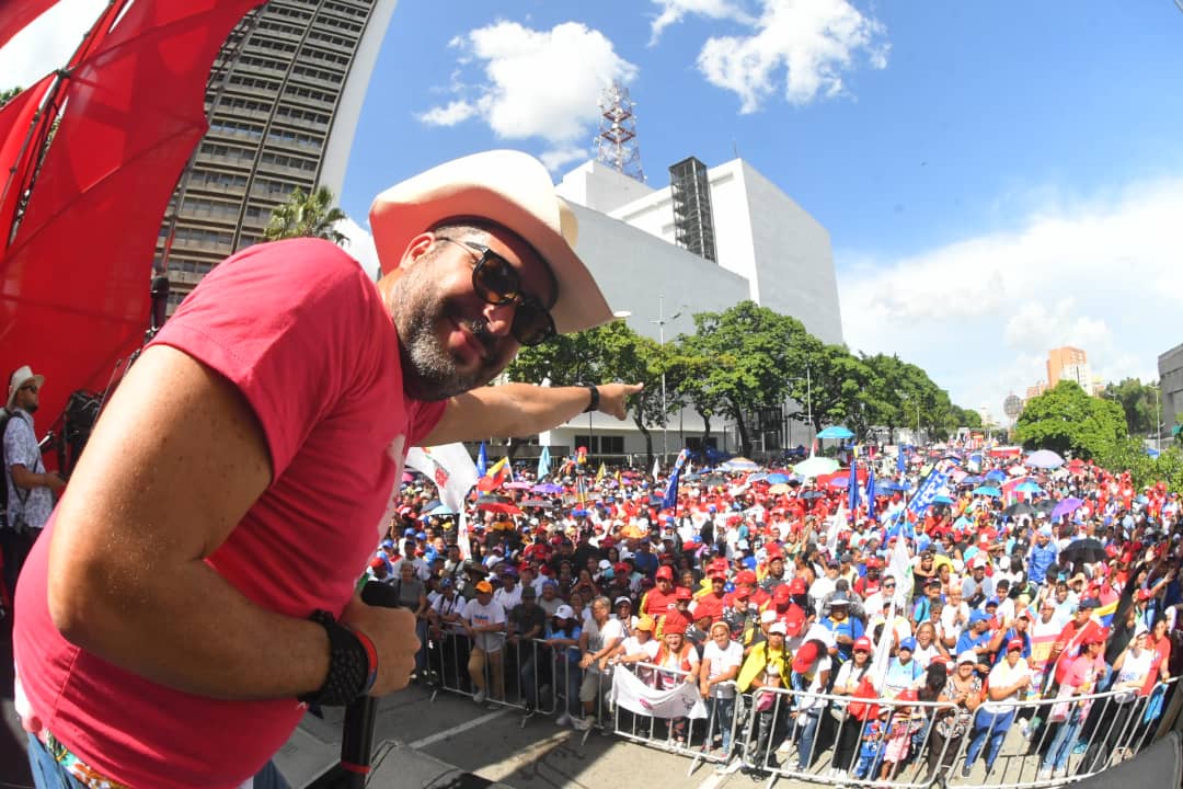 PartidoPSUV's tweet photo. 💛💙❤️ AVENIDA LIBERTADOR 

El presidente @NicolasMaduro ha sido ratificado como el presidente de todos los venezolanos.

 ¡Somos mayoría, somos alegría! Vamos a defender la victoria del pueblo y la paz de Venezuela 🇻🇪 

#PuebloValienteEnVictoria
#PaísDeOchoEstrellas https://t.co/IHbYfvrMJR