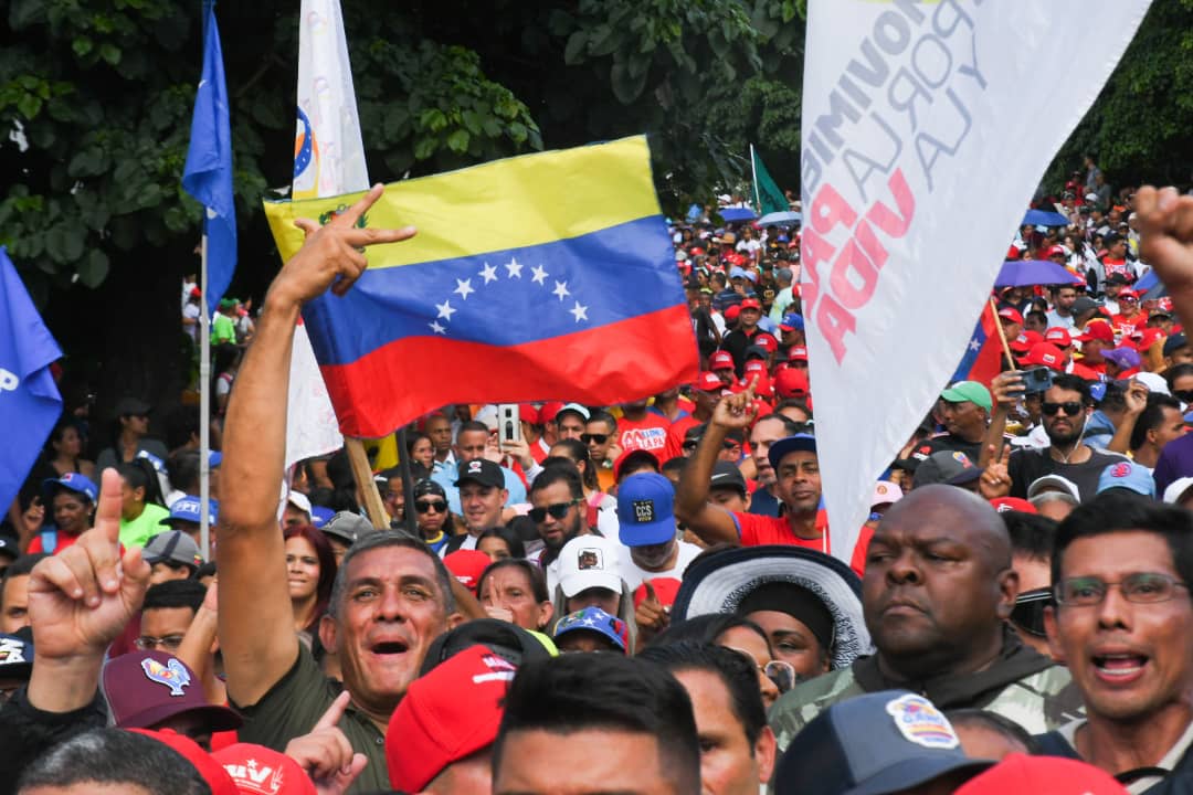 PartidoPSUV's tweet photo. 💛💙❤️ AVENIDA LIBERTADOR 

El presidente @NicolasMaduro ha sido ratificado como el presidente de todos los venezolanos.

 ¡Somos mayoría, somos alegría! Vamos a defender la victoria del pueblo y la paz de Venezuela 🇻🇪 

#PuebloValienteEnVictoria
#PaísDeOchoEstrellas https://t.co/IHbYfvrMJR