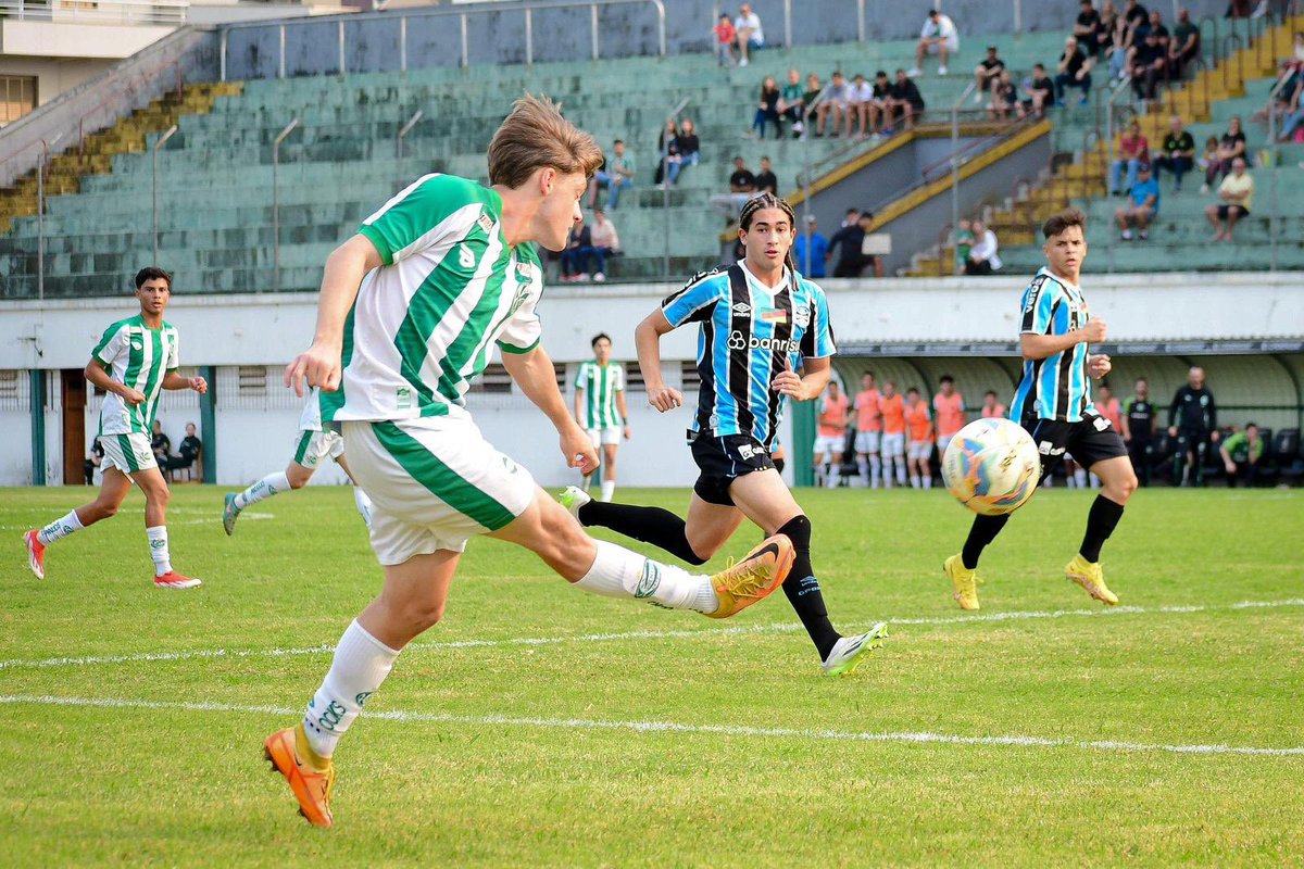 ECJuventude's tweet photo. Tudo igual na primeira semifinal do Gauchão sub-17 🟢⚪️ 

Atuando na tarde deste sábado, no Homero Soldatelli, a equipe do técnico Fernando Garcia ficou no empate sem gols diante do Grêmio.

Vamos JUntos pelear pela vaga na decisão. 

📷 Maria Eduarda Panizzi/ECJ 

#BaseDoJu https://t.co/BRXydrtZNb