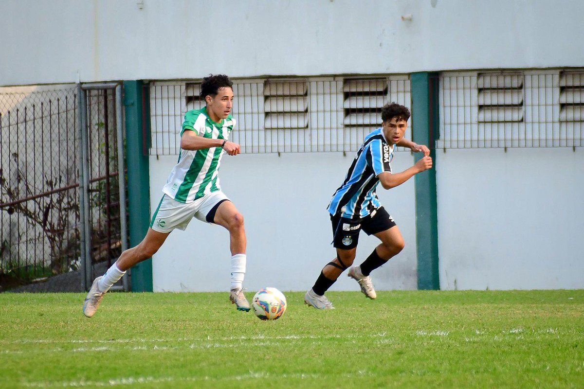 ECJuventude's tweet photo. Tudo igual na primeira semifinal do Gauchão sub-17 🟢⚪️ 

Atuando na tarde deste sábado, no Homero Soldatelli, a equipe do técnico Fernando Garcia ficou no empate sem gols diante do Grêmio.

Vamos JUntos pelear pela vaga na decisão. 

📷 Maria Eduarda Panizzi/ECJ 

#BaseDoJu https://t.co/BRXydrtZNb
