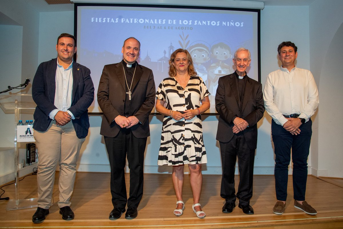 AytoAlcalaH's tweet photo. FIESTAS SANTOS NIÑOS |
👥 Fantástico pregón del Delegado Episcopal de Patrimonio, Florentino Rueda, en las Fiestas de los Santos Niños 2024, pregón en el que ha destacado la figura de estos "pequeños gigantes espirituales".

Han estado presentes Isabel Ruiz Maldonado, Gustavo Severien, Antonio Saldaña, Vicente Pérez, Pilar Cruz, Teófilo Lozano y otros miembros de la Corporación Municipal. También ha asistido el obispo de la Diócesis de Alcalá, Antonio Prieto, entre otras autoridades.