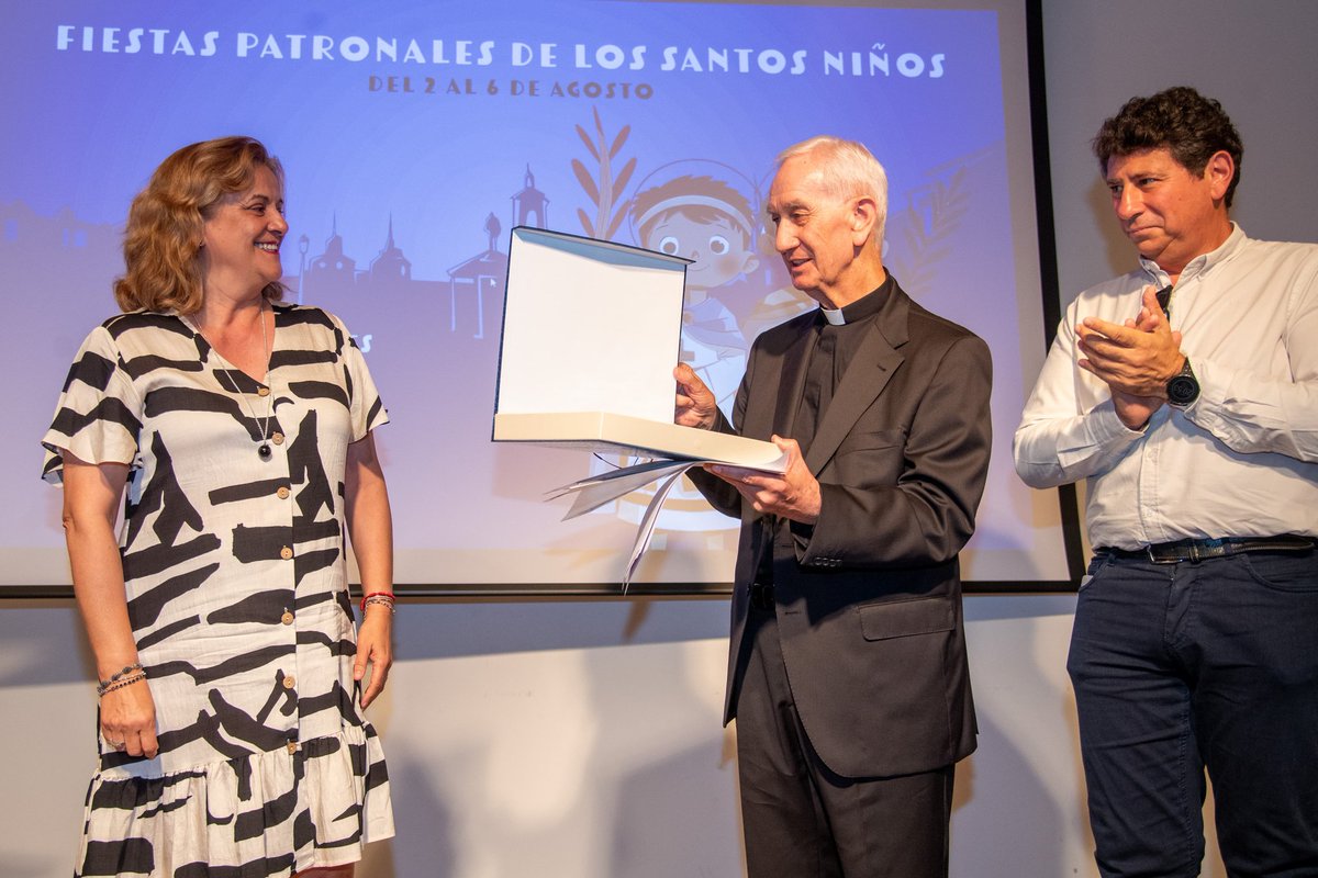 AytoAlcalaH's tweet photo. FIESTAS SANTOS NIÑOS |
👥 Fantástico pregón del Delegado Episcopal de Patrimonio, Florentino Rueda, en las Fiestas de los Santos Niños 2024, pregón en el que ha destacado la figura de estos "pequeños gigantes espirituales".

Han estado presentes Isabel Ruiz Maldonado, Gustavo Severien, Antonio Saldaña, Vicente Pérez, Pilar Cruz, Teófilo Lozano y otros miembros de la Corporación Municipal. También ha asistido el obispo de la Diócesis de Alcalá, Antonio Prieto, entre otras autoridades.