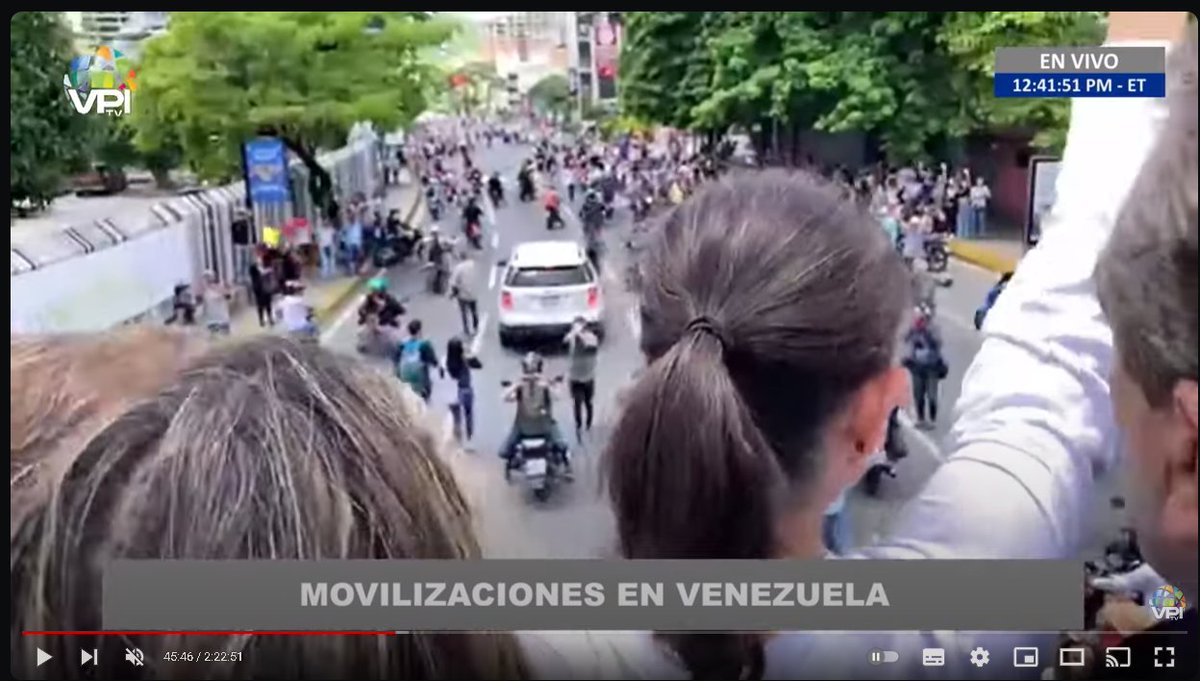 Voy con Hilo de imágenes extraidas de el "EN VIVO" de VPI-
Asi llego MCM con cara de pocoa amigos debido a la poca afluencia de personas a su convocatoria.