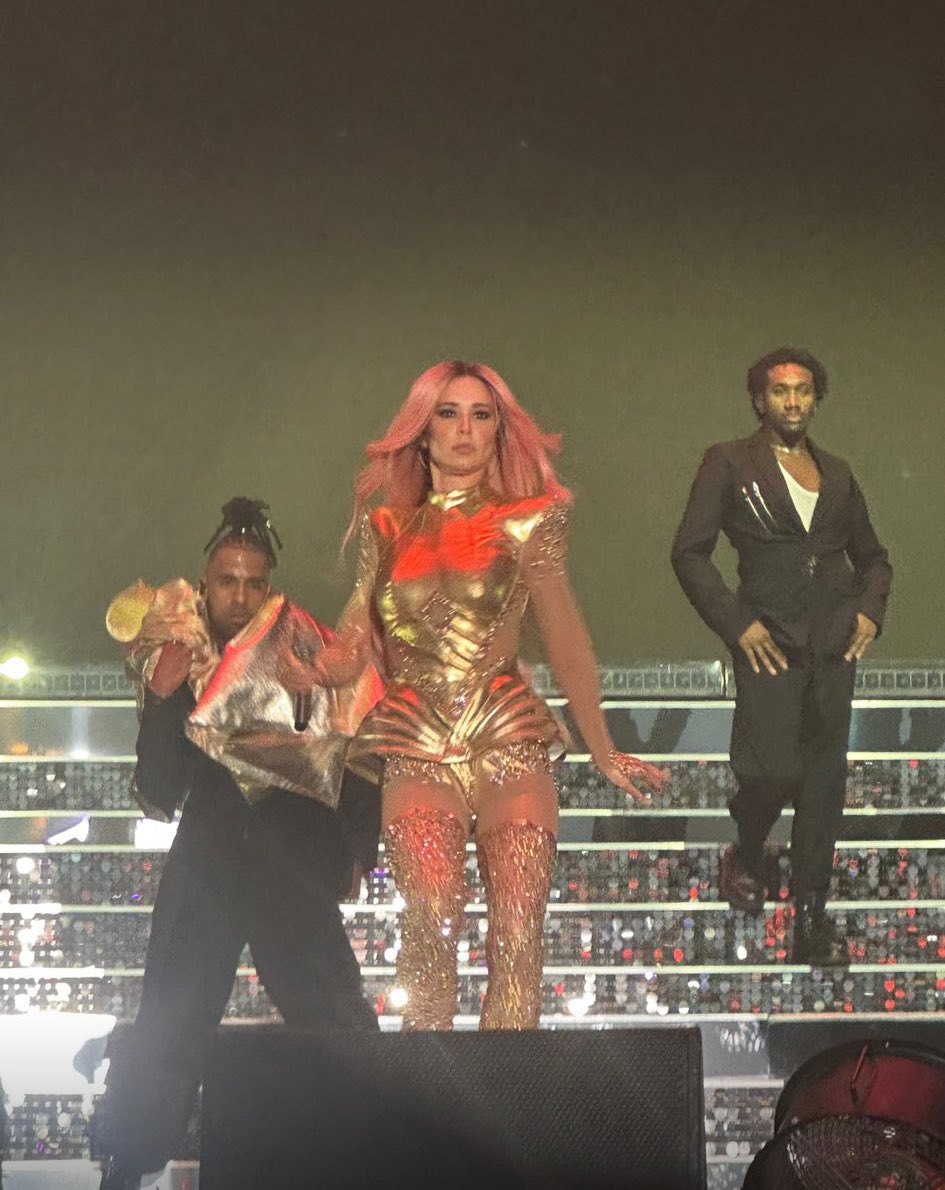 CheryINews2's tweet image. 📸 @GirlsAloud have arrived on stage at @PrideBrighton 😍🏳️‍🌈 

AND @CherylOfficial HAS PINK HAIR 😱🔥🩷
Via @HannahTweedy