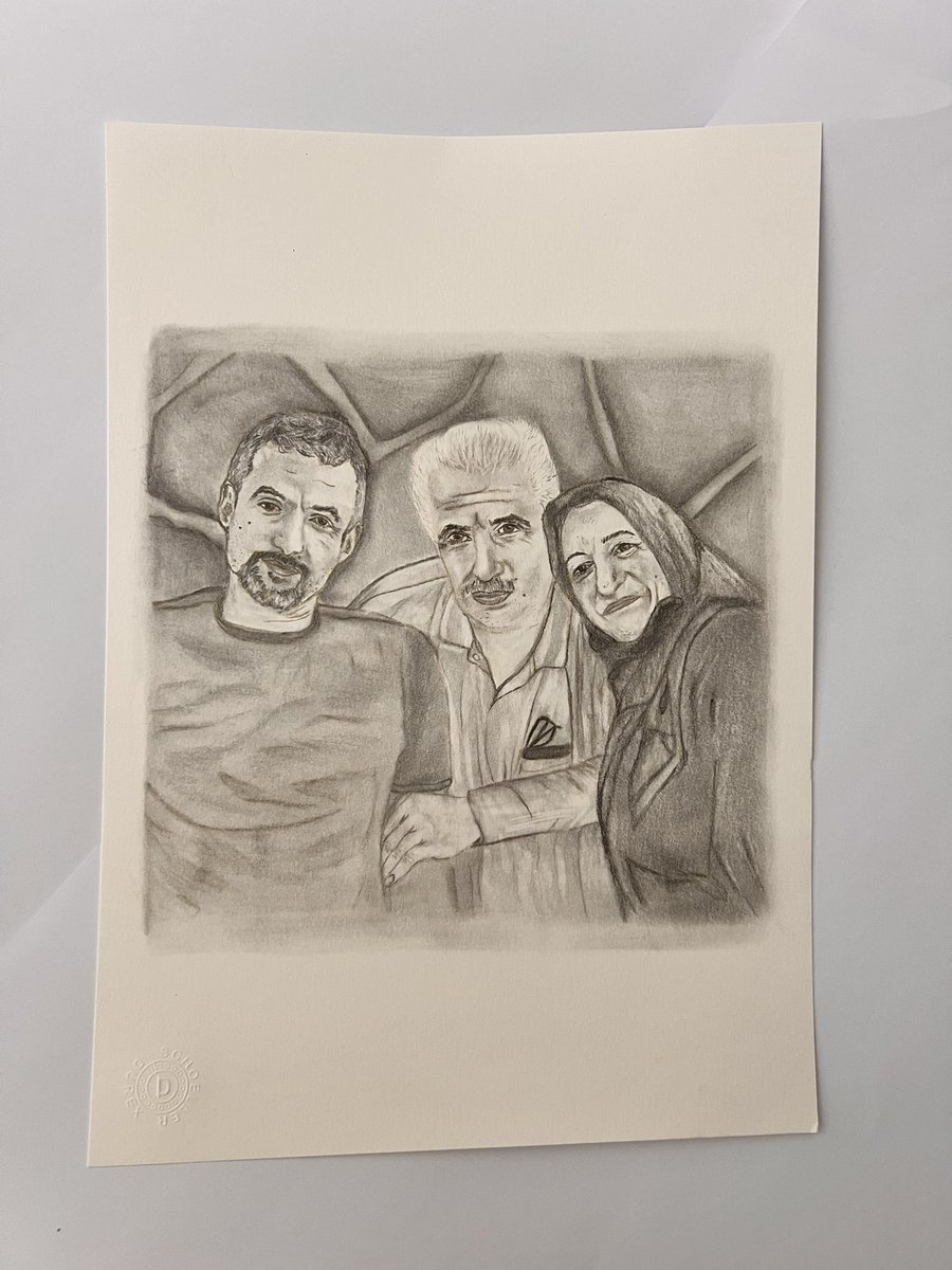bsartdrop's tweet photo. Sipariş üzerine, profesyonel kalemler, boyalar ve kağıtlarla insan ya da evcil hayvan portreleri yapıyorum. Güzel ve kalıcı bir anı istiyorsanız benimle iletişime geçebilirsiniz 🪶🎨
#karakalemportre #portresiparişi #bsartdrop #resimbirleştirme #aileresmi https://t.co/xvEC7pwbmR