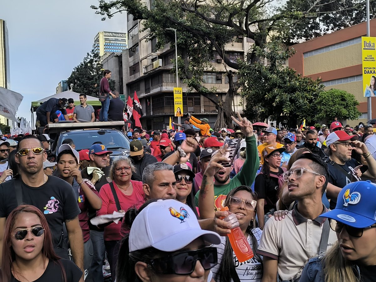 #EnFoto || Pueblo tomó las calles para respaldar la victoria electoral del Gallo Pinto de Venezuela <a href="/NicolasMaduro/">Nicolás Maduro</a> 

#PaisDeOchoEstrellas 

<a href="/AlexisJCorredor/">Alexis Corredor Pérez</a>