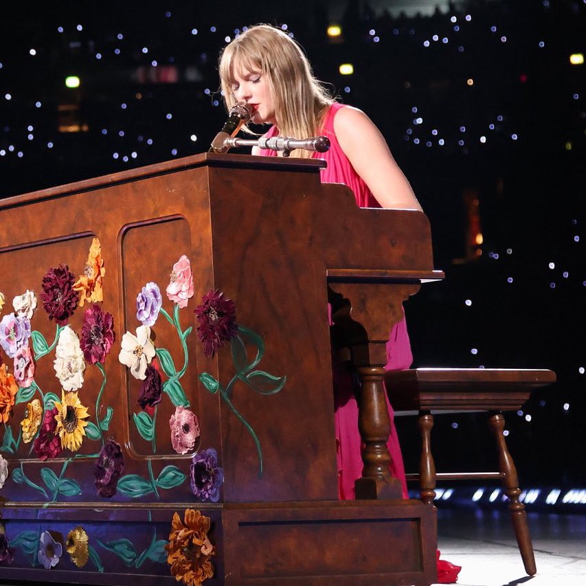 tswifterastour's tweet photo. 🚨| Taylor Swift performs "The Black Dog" from "THE TORTURED POETS DEPARTMENT” as the second surprise song for Day 3 of ‘The Eras Tour’ in Warsaw, Poland!
#TSTheErasTour #WarsawTSTheErasTour https://t.co/Uj99cKHV3q