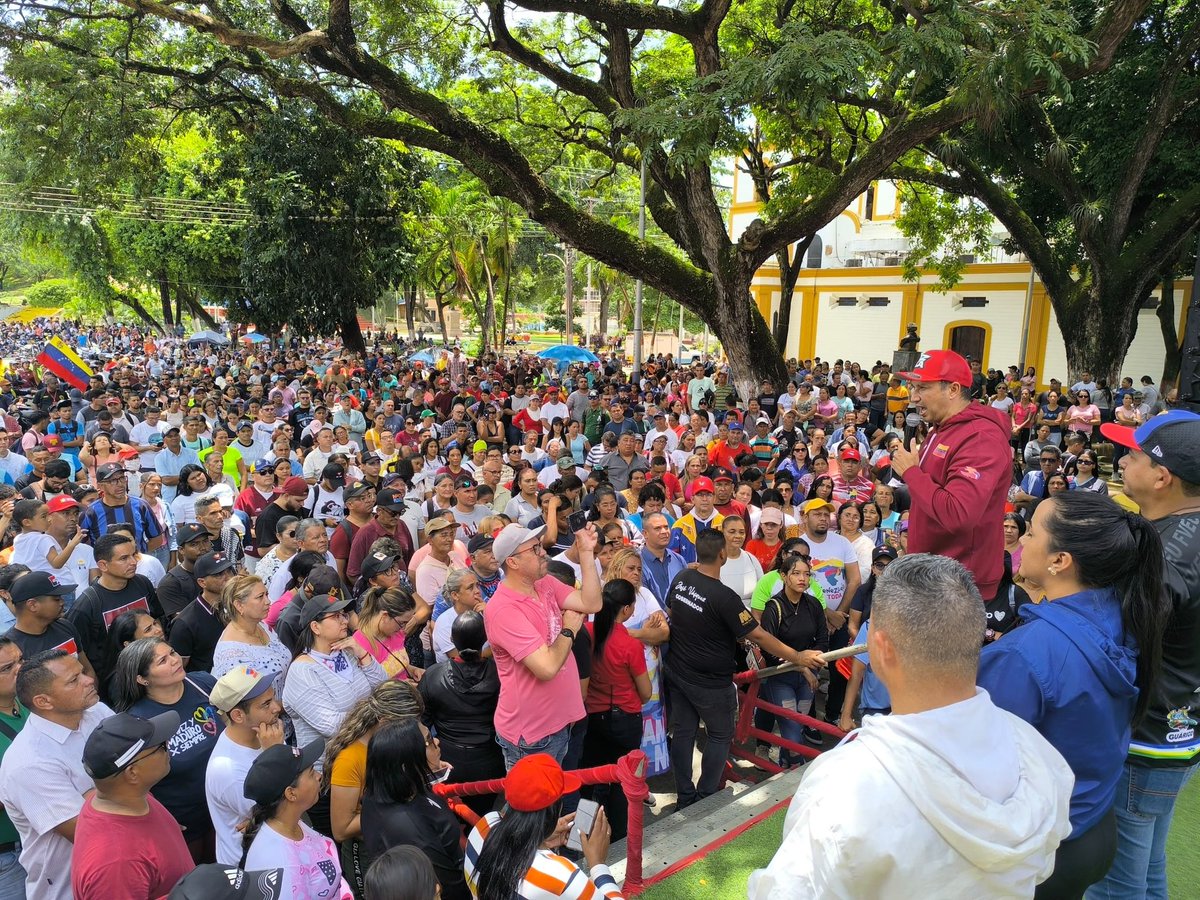 En Roscio militancia y la dirigencia de la Revolución Bolivariana se concentraron en los alrededores de la Plaza Bolívar,desde la cual recibieron al Gob. José Vásquez quien manifestó su alegría porque el pueblo venezolano demostró lealtad absoluta al presidente Nicolás Maduro.