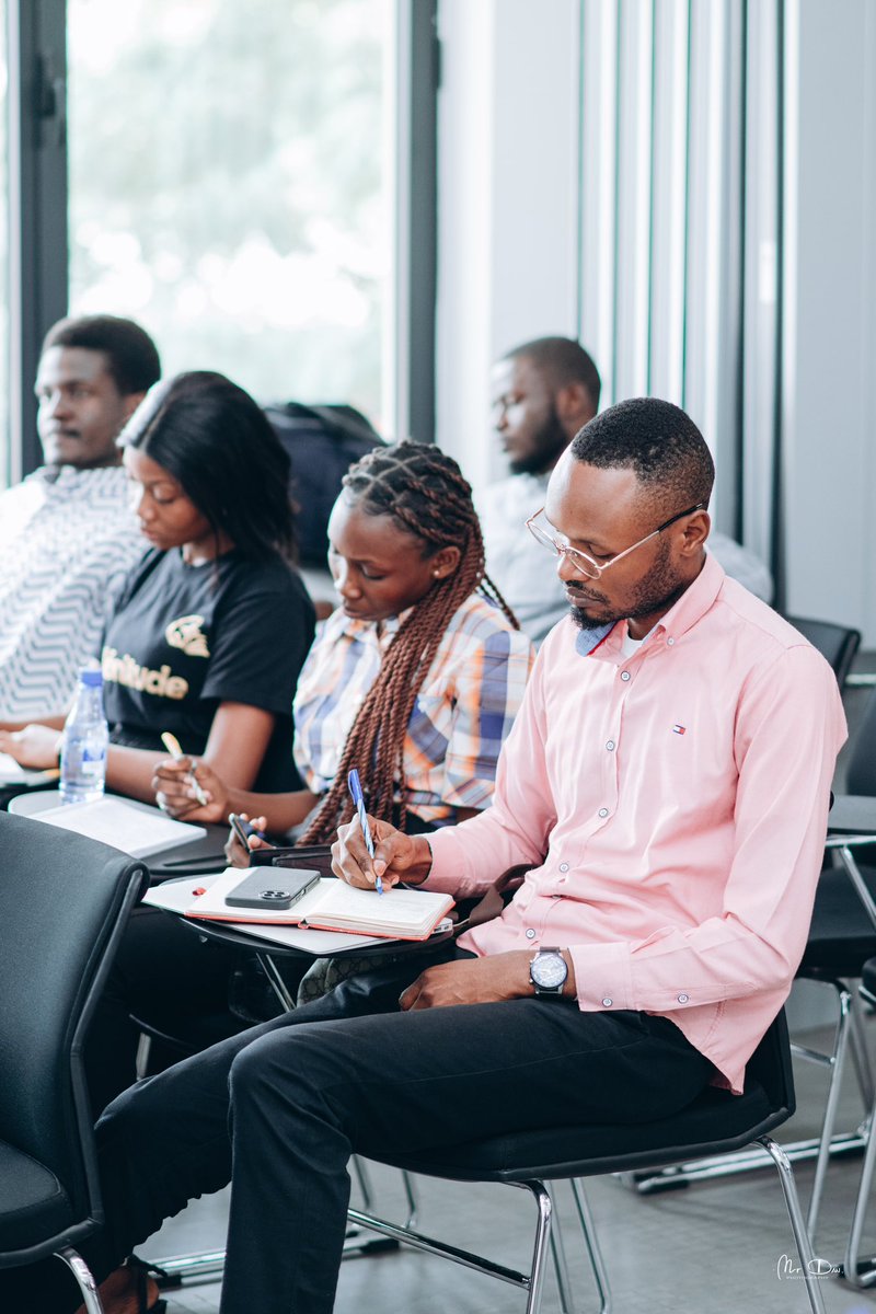 LamikaJoel's tweet photo. Vous êtes le premier marketeur du produit que vous êtes. Personne vous vendra mieux que vous même.
Mes dames et Messieurs, voici les 1ere images de ce qu’a été notre #MasterClasse sur la #CommunicationGlobale et l’art de savoir se vendre.
#Kinshasa #Communicant https://t.co/mMxLZjIIBU