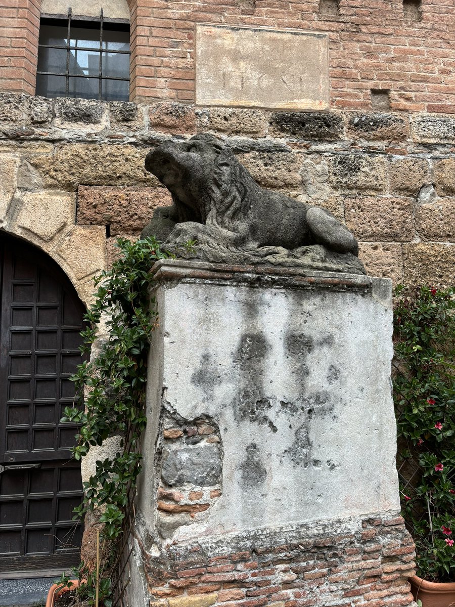 Ergens in 1721, Albenga, It:

‘Zeg, jij bent handig met steen toch?, kan jij een paar leeuwen maken voor op dat pleintje?’

‘Maar ik heb nog nooit een leeuw gezien!’

‘Geeft niet, ik leg het wel uit.’

‘Zoiets?’

‘Ja joh, niemand heeft hier ooit een leeuw gezien. Geloven ze wel.’