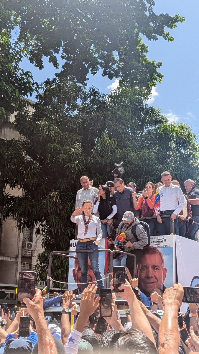 amilagrosparra's tweet image. Vengo de la concentración en Las Mercedes, la primera después de las elecciones.

Ayer pensé mucho antes de salir porque juraba que iba a tener que correr y tragar gas lacrimógeno en algún momento (2017 me respira en la nuca). Uno llega esperando lo peor, mínimo piquetes de la…