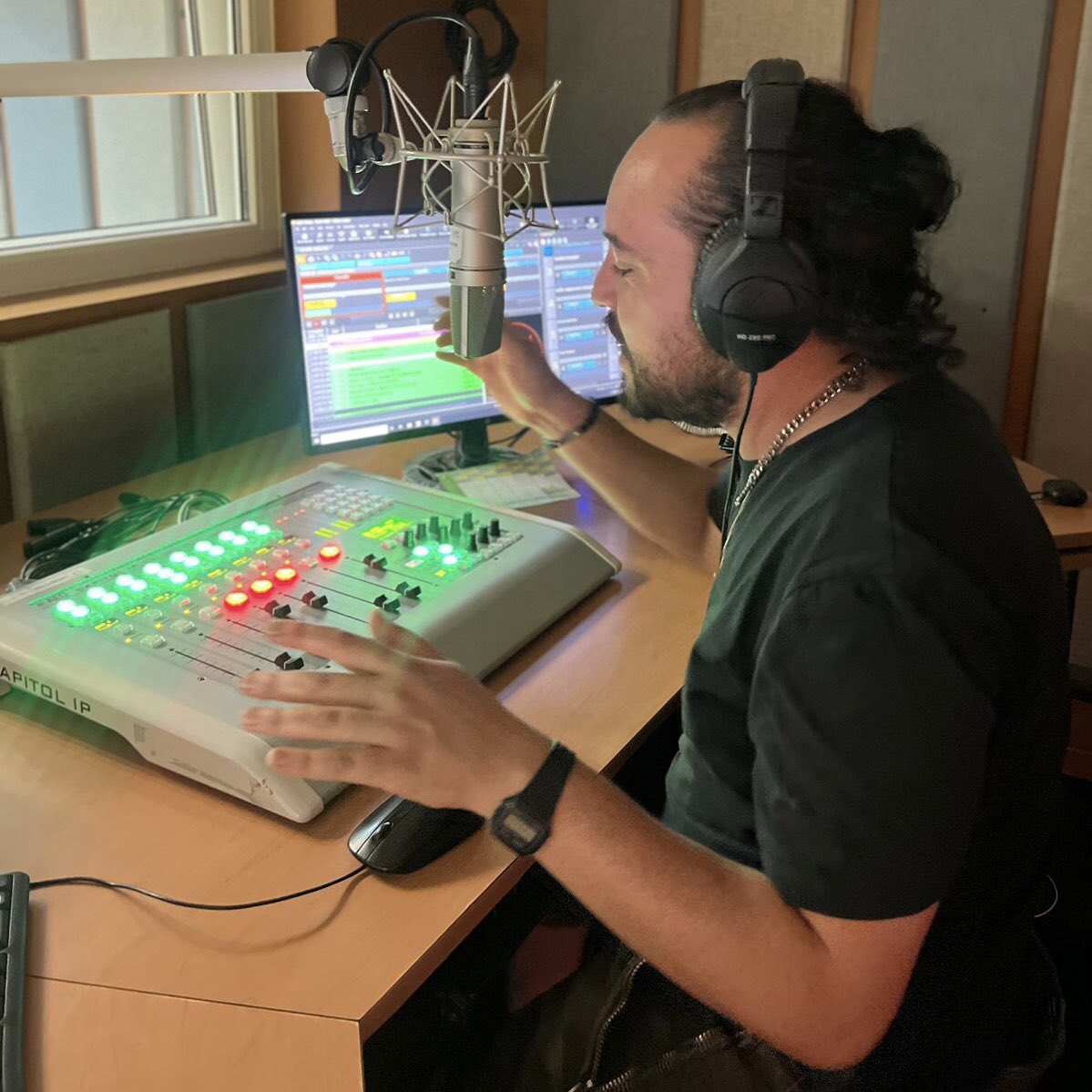 MexiquenseR's tweet photo. 🎛️ Escuchas a Dj Bang con una selección  de música nueva. 
Sábado, 2PM

91.7 FM Metepec | 104.5 FM Valle de Bravo | 91.7 FM Amecameca | 88.5 FM Zumpango 

https://t.co/kyZSLgyslS 

#MexiquenseRadio 
#LasMejoresDeLaSemana https://t.co/WIEvtqtiEM