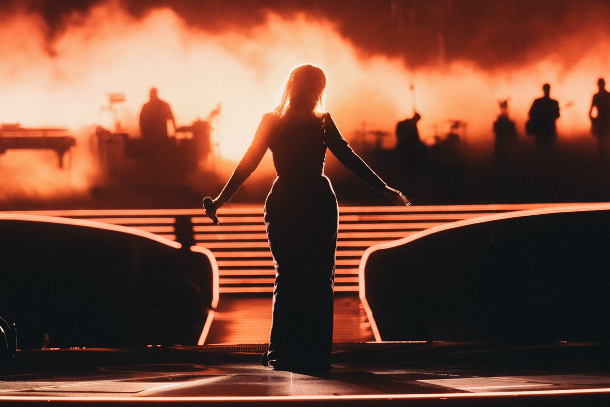 Adele's tweet image. 