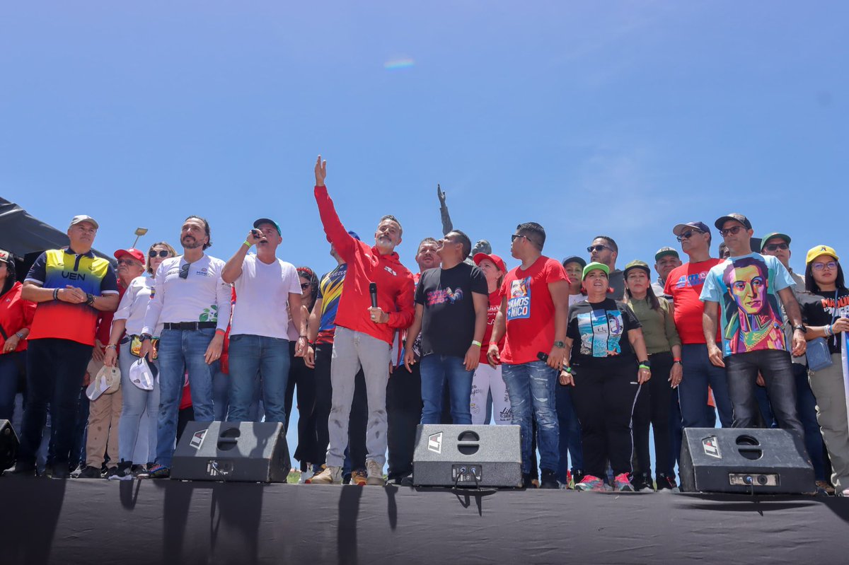 Movilización y organización es lo que representa a este pueblo que con amor y paz sale a Respaldar a su presidente <a href="/NicolasMaduro/">Nicolás Maduro</a> 🇻🇪 #PaisDeOchoEstrellas