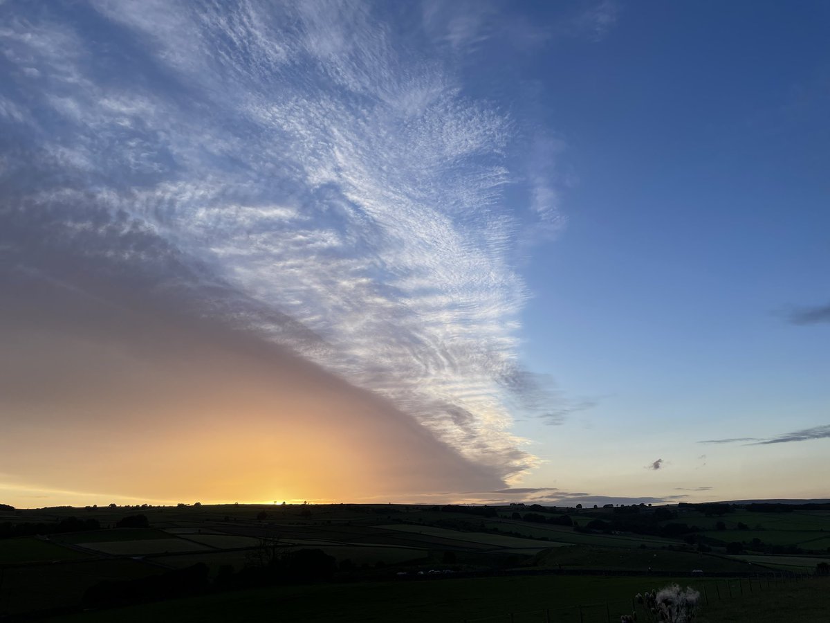 Evening sky over Coplow Dale nr Little Hucklow #DerbyshireSunset #SkylineViews #CloudscapeBeauty #LandscapePhotography #SunsetVibes #NatureLovers #UKScenery #EveningGlow #OutdoorAdventures #CaptureTheMoment