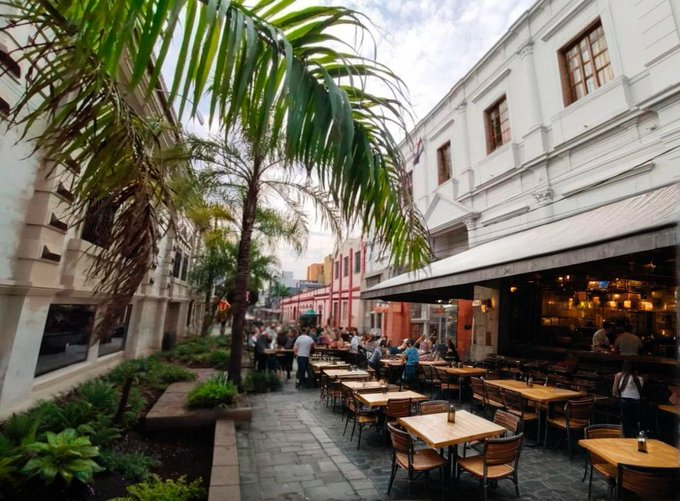 ▶️ ¿SOÑAR NO CUESTA NADA? | 😮😍

Así se vería una cuadra de esta calle icónica de Asunción si se volviese peatonal de manera permanente.🤩

El usuario <a href="/culatajovai_arq/">GCJ-lab</a> compartió estas imágenes modificadas con IA y aclaró que no se trata de ningún proyecto.📸