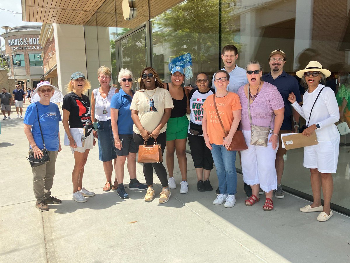 Brimariebby's tweet image. @KamalaforNC @KamalaHQ out here in Durham,NC with a sign decorating and high traffic canvass at the mall!!! #wenotgoingback #KamaHarris