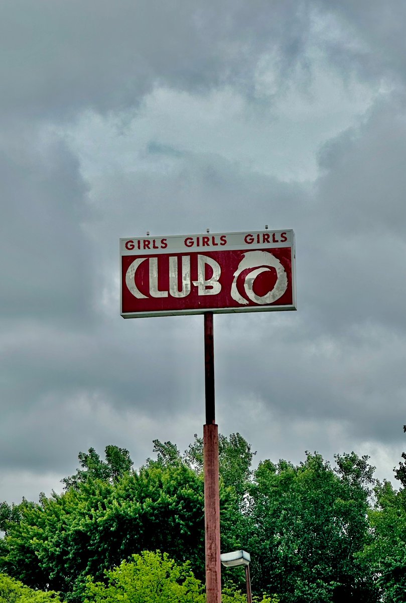 64thNWestern's tweet photo. Club O, in Harvey, once a "premier strip club". The building itself was built in the early 70's as the Harvey Tennis and Racquet Club (We used to have nice things too).
With $950K in back taxes due, the building will likely continue to rot.
#Harvey #UrbanDecay #IL #ClubO https://t.co/9ZbGz0zUx8