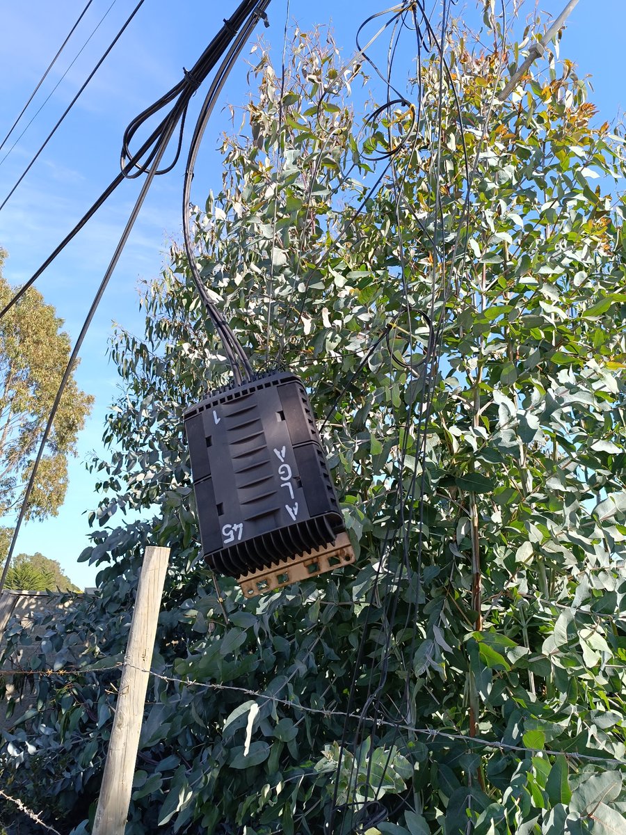 RataTeje's tweet photo. @Empresa_Litoral desde el jueves en la noche estos cables están en toda la calle. Camino del medio, desde donde está la copa de esval. Llevamos 43 horas sin luz! https://t.co/d7rDIzvXvt