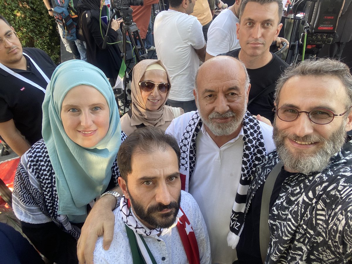 Bugün çok güzeldin İstanbul ❤️🇵🇸🇹🇷
Kıymetli yapımcı yönetmen Sn <a href="/naziftunc_/">Nazif Tunç</a> ağabeyimiz ve kıymetli eşleri Hülya hanım, sahne arkadaşım kardeşim <a href="/Burak_Haktanir/">Burak Haktanır 🇹🇷</a>, cesur gazeteci <a href="/ozlemdogan_/">Özlem Doğan</a> hanımefendi, zarif 
<a href="/fthtas34/">Fatih Taş</a> kardeşimle bu onurlu duruşa beraber şahit olduk.
#SonÇağrı