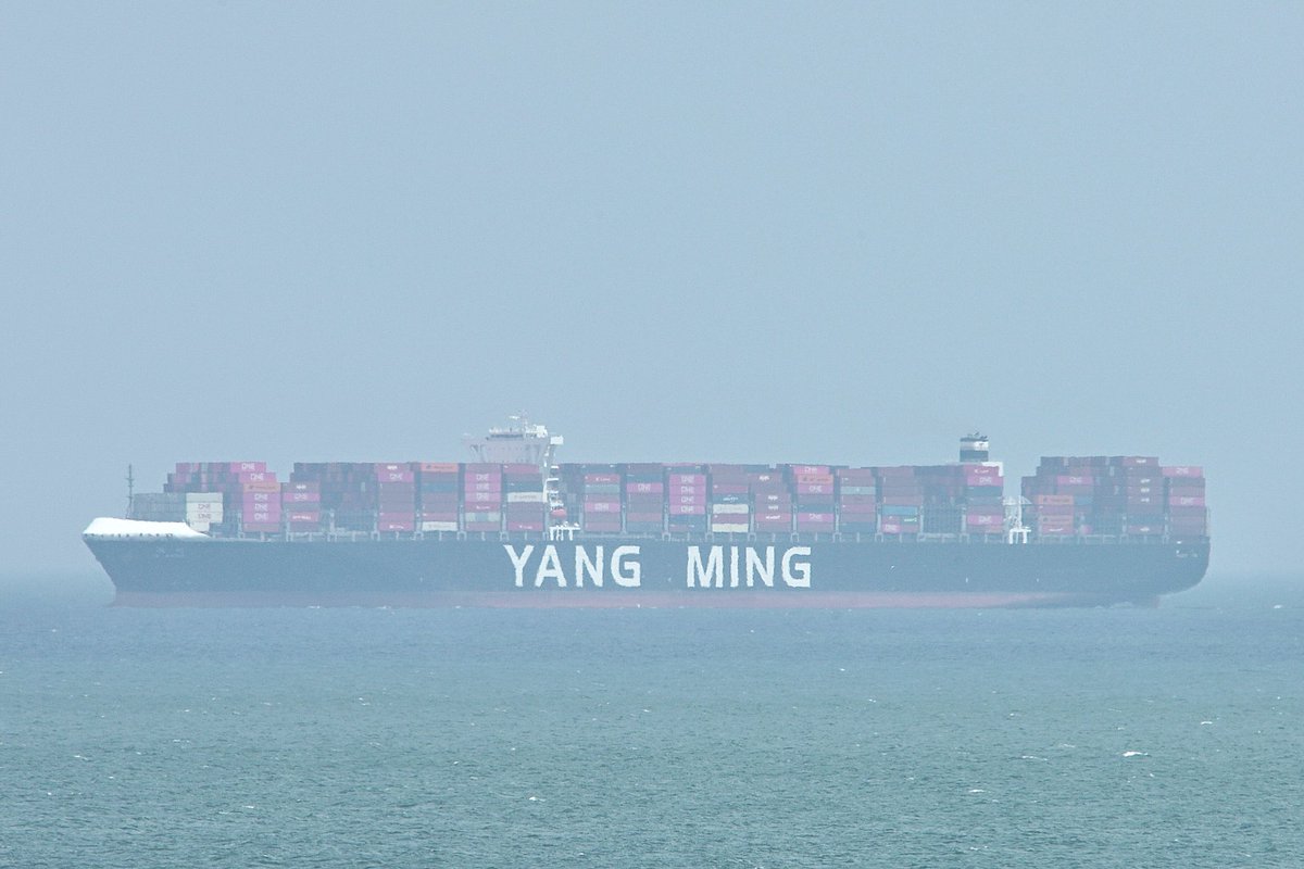johnmorgan726's tweet photo. At 366 meters the #YangMing W-class #ContainerShip #YMWisdom, IMO:9757216 en route to Norfolk International Terminal (NIT) Virginia, flying the flag of Liberia ๐ฑ๐ท. #ShipsInPics https://t.co/i97gUEdMDl