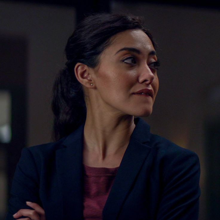 shannon_hausen's tweet photo. I want to see more of Lucy dressed like this π₯ in #NCISSeason4 #SaveNCISHawaii https://t.co/AWSTvTK1ws