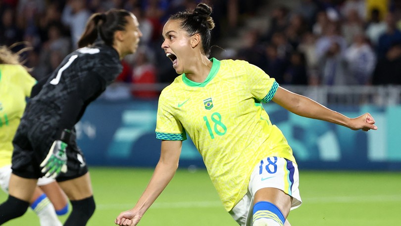 simaopedro_SP's tweet image. Um dos maiores escândalos da história do futebol mundial recente  aconteceu no jogo do futebol feminino entre  Brasil e França. A juíza deu 19 minutos de acréscimo quase metade de um tempo inteiro, para beneficiar as francesas. Mesmo assim deu Brasil. Seguimos rumo à medalha!