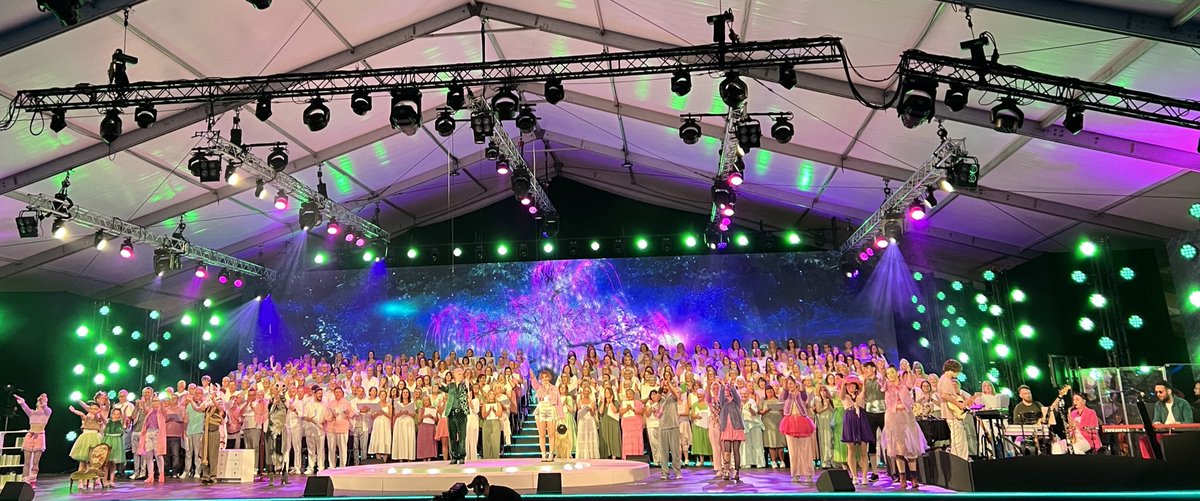 Fantastic performance of Nia Ben Aur <a href="/eisteddfod/">eisteddfod</a> this evening with <a href="/UTOtweet/">Ulster Touring Opera</a> and <a href="/SixDanceCo/">Six Dance Collective</a> Wonderful Welsh interpretation of the Irish myth of Oisín, Niamh Cinn Óir and tír na nóg 🇮🇪🏴󠁧󠁢󠁷󠁬󠁳󠁿