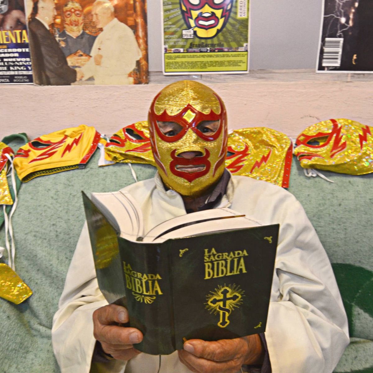 I was today years old when I found out King from Tekken &amp; Nacho Libre have the same origin story and it was inspired by the real life priest/luchador Fray Tormenta!