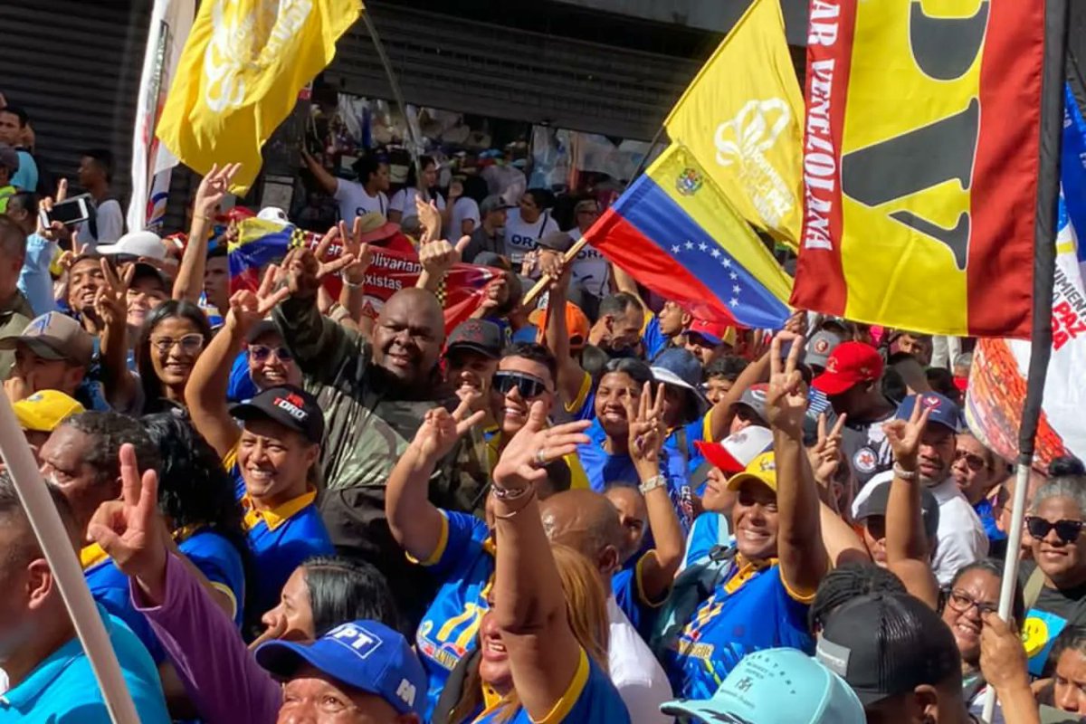 vargas_mimou's tweet photo. Salimos a las calles en defensa de la paz y en contra del odio y la violencia, el pueblo de Venezuela quiere continuar trabajando por el bienestar y el progreso. 

¡Estamos con Nicolás! A este pueblo nada lo detiene ¡Vamos Pa' Lante! 

#PaísDeOchoEstrellas @NicolasMaduro https://t.co/JD4jP2XdWa