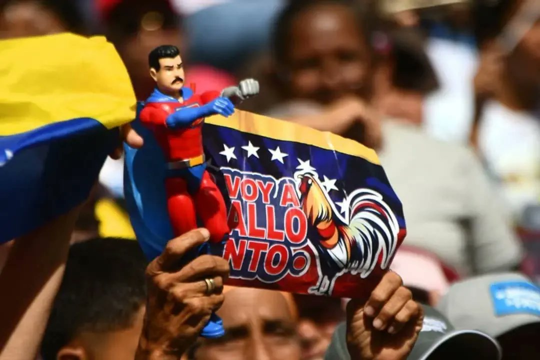 vargas_mimou's tweet photo. Salimos a las calles en defensa de la paz y en contra del odio y la violencia, el pueblo de Venezuela quiere continuar trabajando por el bienestar y el progreso. 

¡Estamos con Nicolás! A este pueblo nada lo detiene ¡Vamos Pa' Lante! 

#PaísDeOchoEstrellas @NicolasMaduro https://t.co/JD4jP2XdWa