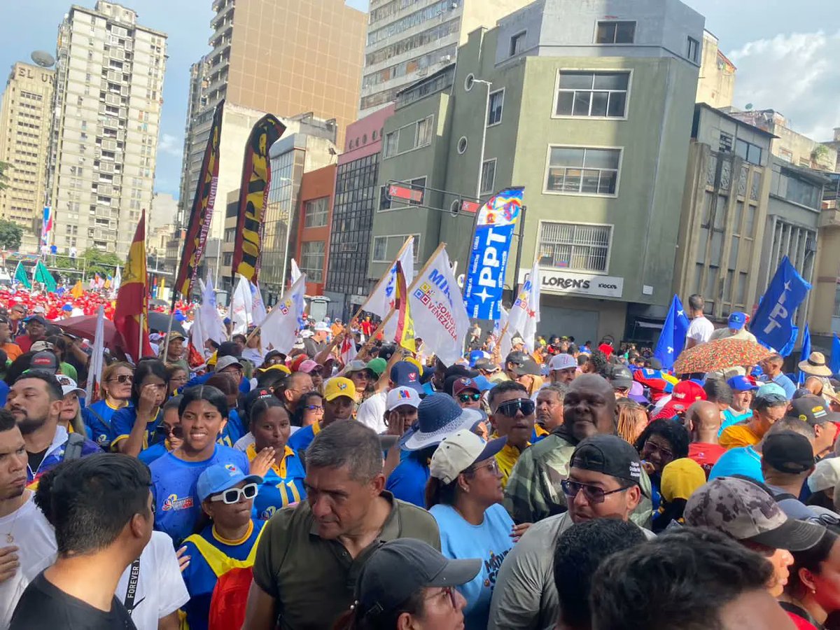 vargas_mimou's tweet photo. Salimos a las calles en defensa de la paz y en contra del odio y la violencia, el pueblo de Venezuela quiere continuar trabajando por el bienestar y el progreso. 

¡Estamos con Nicolás! A este pueblo nada lo detiene ¡Vamos Pa' Lante! 

#PaísDeOchoEstrellas @NicolasMaduro https://t.co/JD4jP2XdWa