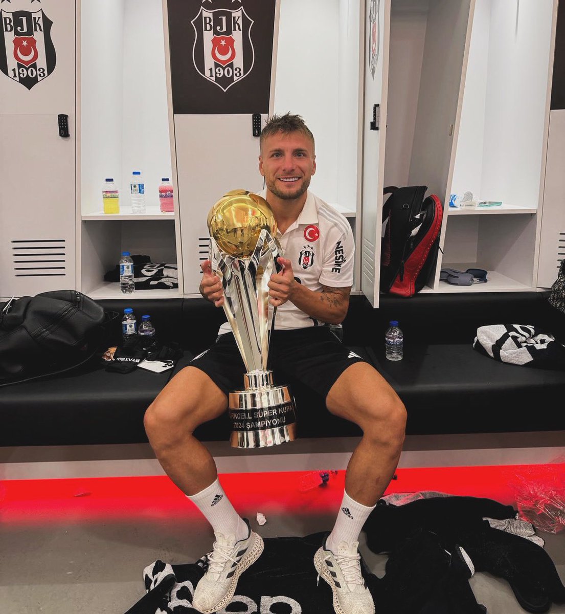 Ciro Immobile (@ciroimmobile) on Twitter photo İyi Geceler Büyük Beşiktaş Taraftarı 🦅🏆🖐🏻
————-
Good Night Grand Beşiktaş supporter 🦅🏆🖐🏻
<a href="/Besiktas/">Beşiktaş JK</a> İyi Geceler Büyük Beşiktaş Taraftarı 🦅🏆🖐🏻
————-
Good Night Grand Beşiktaş supporter 🦅🏆🖐🏻
<a href="/Besiktas/">Beşiktaş JK</a>