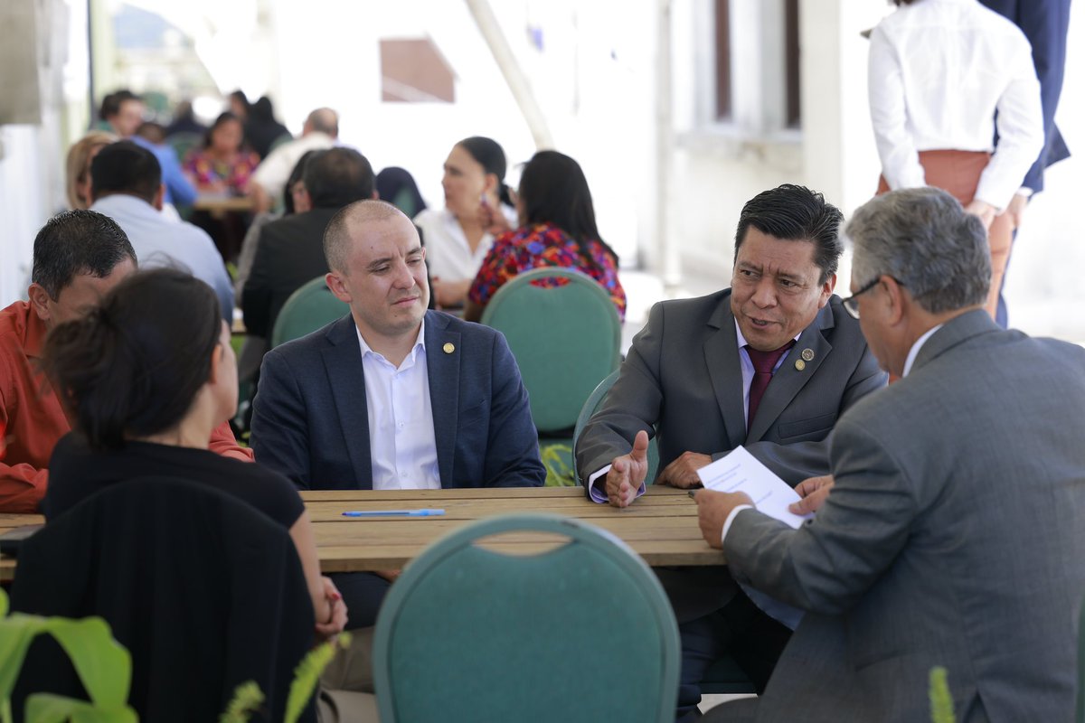 GuatemalaGob's tweet image. ¡Seguimos coordinando grandes avances! ✔️ Gobernadores y alcaldes de distintos departamentos participan en las Mesas de Diálogo impulsadas por la @SCEPgt para fortalecer el #Siscode. 🤝

Con mejores decisiones y soluciones para nuestras comunidades, Guatemala sale adelante. 🇬🇹