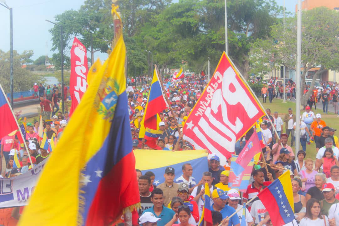 comandosergioh's tweet photo. Hoy más que nunca decimos, viva la revolución y @NicolasMaduro seguiremos adelante y en victoria #PaísDeOchoEstrellas 🇻🇪 https://t.co/nxJqMwBmk7