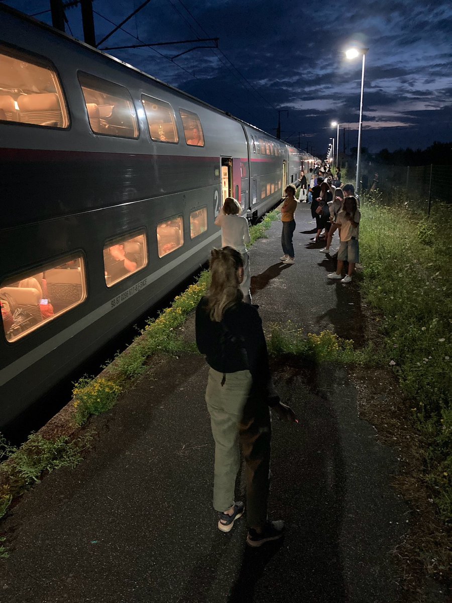 matthias second (@matthiassecond) on Twitter photo Déjà plus de 2h30 de retard, suite à un bagage non identifié à bord du TGV inouï #6506. À l’arrêt depuis 2h aux abords d’un quai de campagne vers Montereau (77). Annonce à l’instant pour informer de l’arrivée de démineurs. <a href="/SNCFVoyageurs/">SNCF Voyageurs</a> Déjà plus de 2h30 de retard, suite à un bagage non identifié à bord du TGV inouï #6506. À l’arrêt depuis 2h aux abords d’un quai de campagne vers Montereau (77). Annonce à l’instant pour informer de l’arrivée de démineurs. <a href="/SNCFVoyageurs/">SNCF Voyageurs</a>