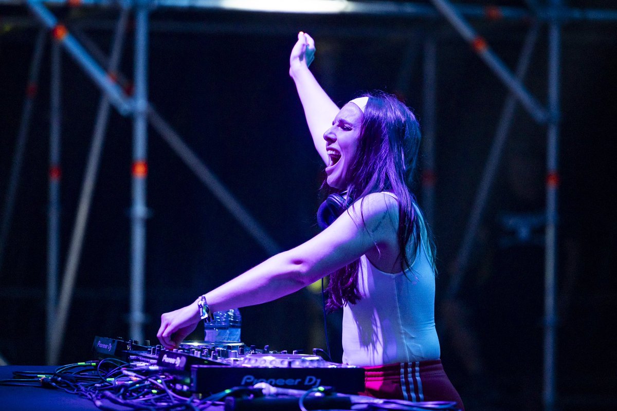 sonriasbaixas's tweet image. A tía máis chula de todo o panorama, @InesRisotas, puxo o broche final a este #SonRíasBaixas2024 cun hit detrás de outro 🪩✨

Escenario @festgalicia @camino_xacobeo @culturaxunta 

#FestGalicia #Agadic #Xacobeo #SonRíasBaixas2024