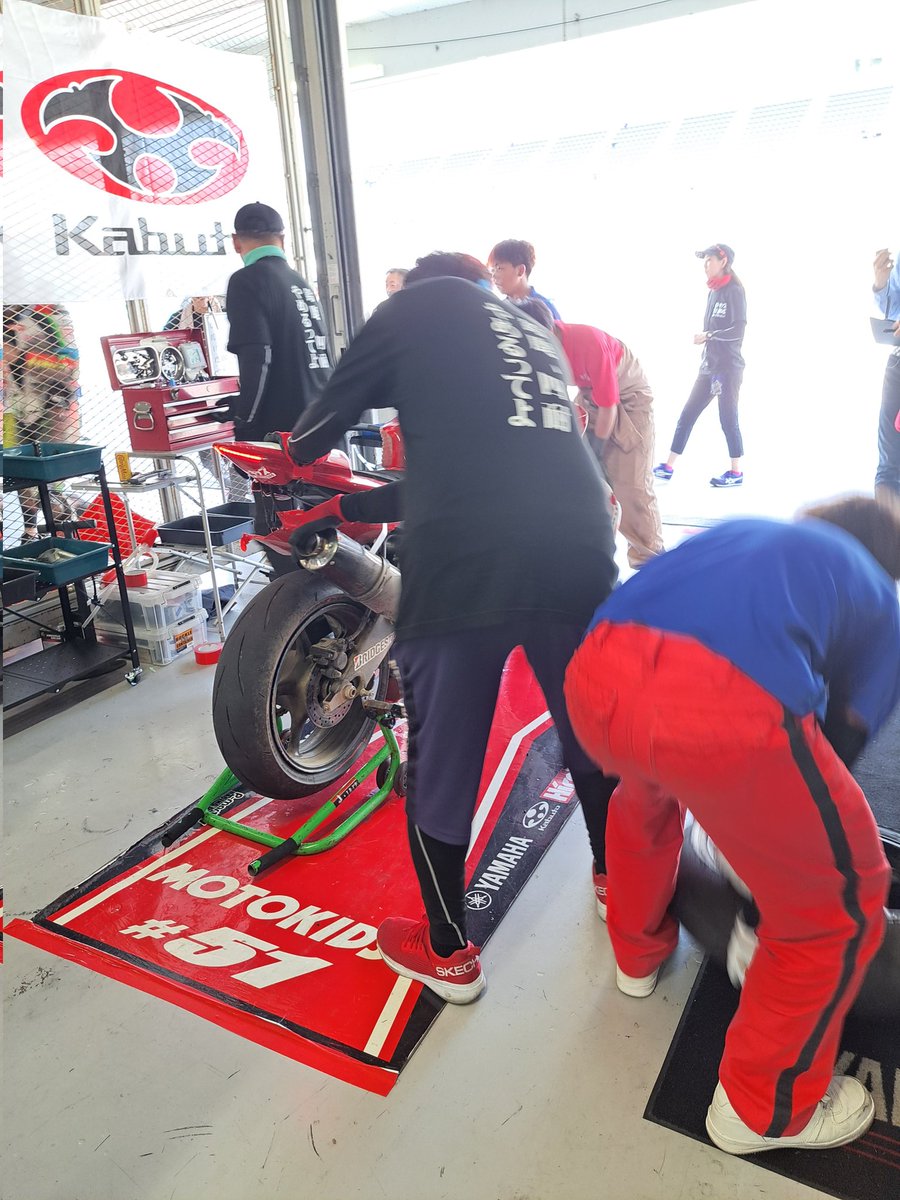 sanyo0528817857's tweet photo. レース開始１周目
130Rで55号車転倒です。
MOTOKIDS劇場の始まりです。

#鈴鹿サーキット
#鈴鹿4耐 
#鈴鹿手押し https://t.co/RTT9YOYKvo