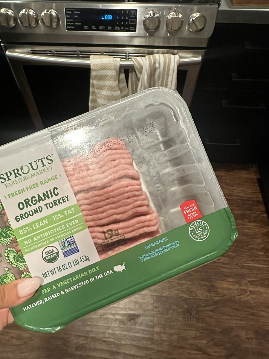JessicaZuno's tweet photo. #shrinkflation is so real. Remember when meat used to full this whole container? https://t.co/L0Jzjm3QiA
