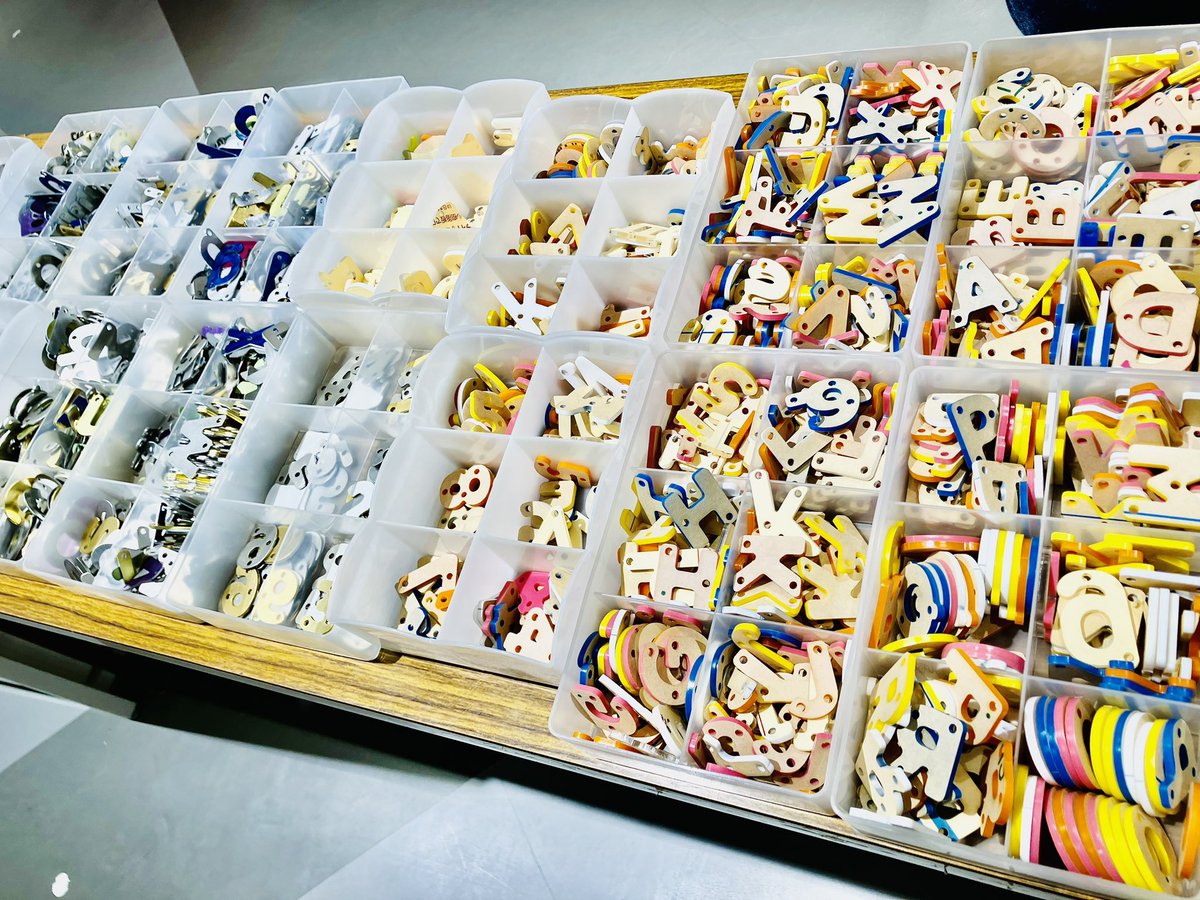 maeda_sns's tweet image. l ° д ° l／　こんにちは☀

角パイプの #カク蔵 &amp;amp; #ミニ蔵 です❗️

オリジナルの
キーホルダーを作ろう✨

昨日は50人以上の方に
お越しいただきました♪

ありがとうございました‼️

今日もすでに沢山の方々に
ワークを楽しんで
いただいております✨

アリオ川口2階
川口ロフトさんにて
16:00まで…