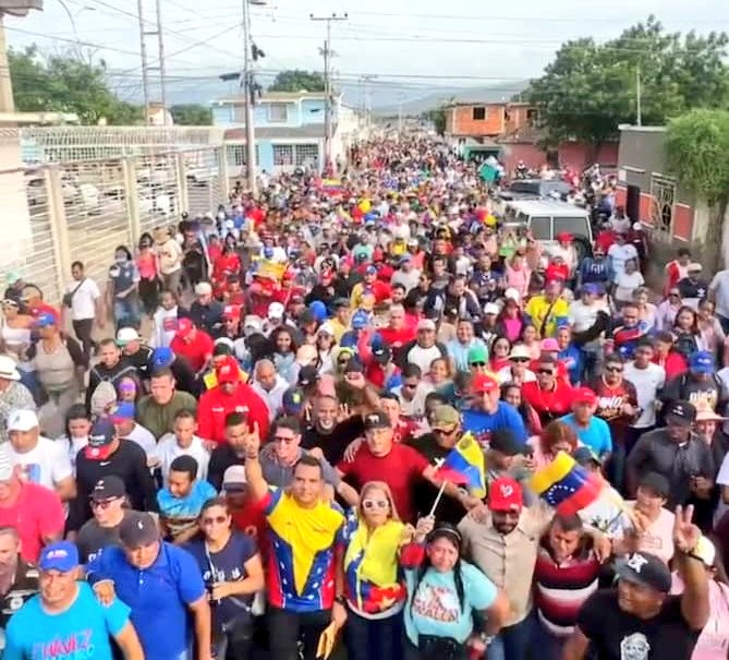 Inti_Falcon's tweet image. Desde Santa Ana de Coro, los trabajadores del sector agrario dicen presente a la Gran Marcha Nacional por la Paz y en apoyo al presidente constitucional @NicolasMaduro, pedimos respeto a la Soberania Nacional y rechazamos acciones fascistas a la patria.
#PaísDeOchoEstrellas