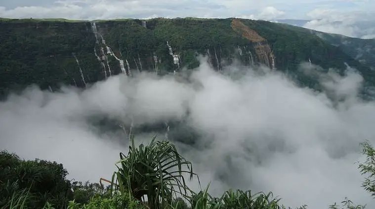 atharv_talwar's tweet photo. 🇮🇳 India is home to the wettest place on Earth, Mawsynram, in Meghalaya. This village receives an average annual rainfall of 467.4 inches, making it a lush green paradise with stunning landscapes. #IncredibleIndia #UniqueFacts #Mawsynram https://t.co/RD2ICovHrB