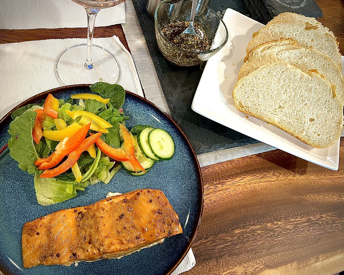 今夜はCedar Plankサーモンと手作りパン！

サーモンはシンプルにマスタードとブラウンシュガーだけなんだけど、プランクごとグリルするから燻製られて香りがめちゃいいサーモンになるんです😍♥️

パンも手作りディッピングソースとでうまうまでした〜🥰✨