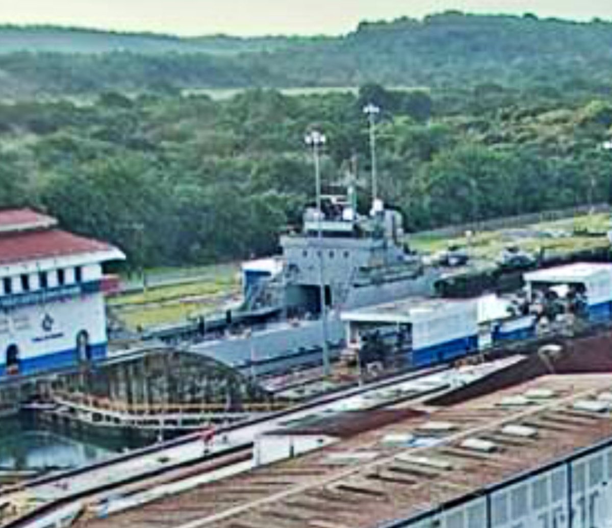WarshipCam's tweet photo. USAV Major General Robert Smalls (LSV-8) General Frank S. Besson Jr.-class roll-on/roll-off southbound in the Panama Canal at the Gatun Locks and the Pedro Miguel Locks - August 3, 2024 #usavmajorgeneralrobertsmalls #lsv8
SRC: webcam https://t.co/R48jSpAGwT