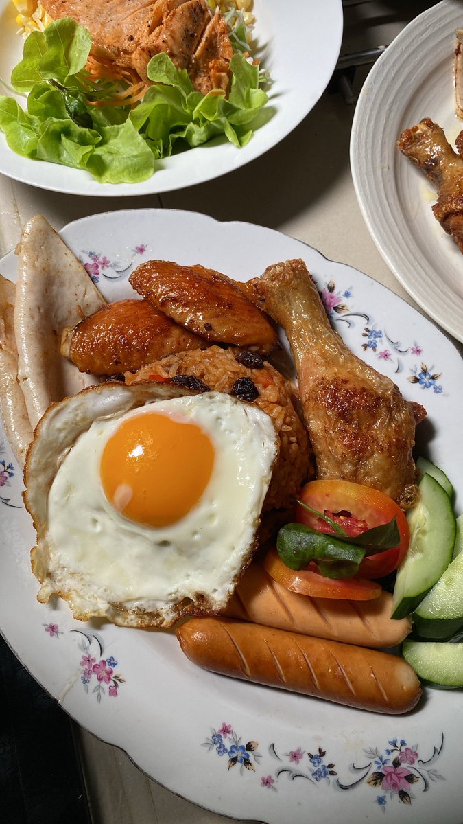 ksabsabb's tweet photo. 🇺🇸 ข้าวผัดอเมริกัน 🍴 เข้าครัวเช้าวันอาทิตย์ เตรียมหมักน่องไก่ไว้ตั้งแต่เมื่อคืน 🍗 ไส้กรอกรมควัน 🌭 แฮมไก่ 🥓 ปีกไก่รมควัน 🍳 ไข่ดาวแบบฝรั่ง จัดการผัดข้าว ใส่เนยสดให้หอมๆ 🧀 จัดจานพร้อมเสิร์ฟมื้อเช้าครับ #BasFoodShot ปล.เมนูนี้ไม่มีให้กินที่อเมริกานะ 😂 #aroi @aroii https://t.co/VM5N6lYlPp