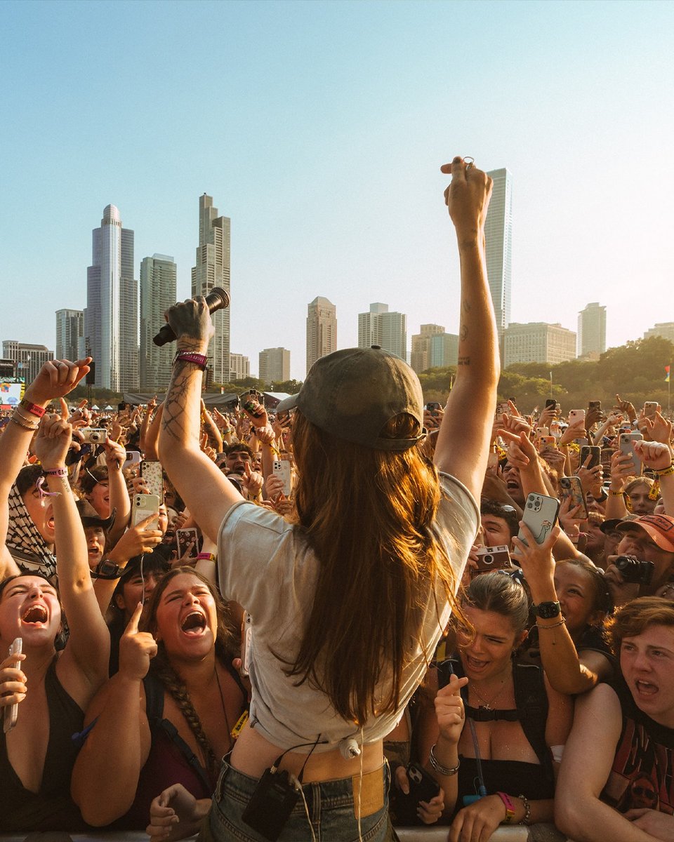 ethelsource's tweet photo. ethel cain live at lollapalooza photographed by kirby gladstein https://t.co/T1sijE3iin