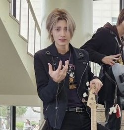 enemysway's tweet image. i dont think we will ever know what jooyeon is holding to this day