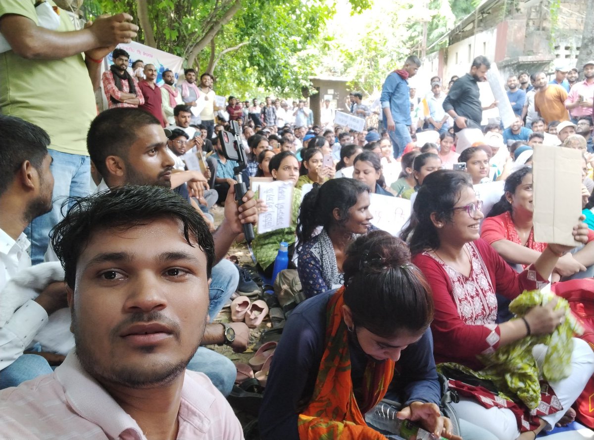 RajVasuYadav's tweet photo. #यूपी_Want_Teacher_Vacancy 
हैश टैग के साथ आज पुनः डीएलएड अभ्यर्थियों द्वारा #शिक्षकभर्ती हेतु ट्वीट अभियान चलाया जा रहा है।

हर क़दम आपके साथ,
फ़ॉलो👉 @RajVasuYadav

#यूपी_Want_Teacher_Vacancy https://t.co/JE8RM8RDpl