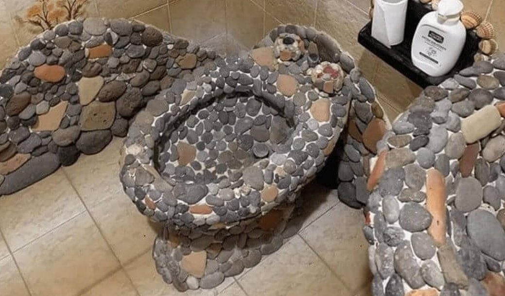 Mi esposa me pidió remodelar el baño de visitas para darle un toque más campirano, así que me inspiré en algunos videos y logré mi mejor creación. 
No sé porqué no quedó muy contenta con el resultado, pero yo creo que si quedó bien.